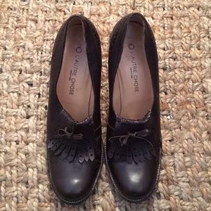 L’AUTRE CHOSE BROWN LEATHER TASSEL PUMPS